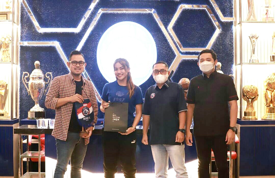 Presiden Arema FC Gilang Widya Pramana (kiri) melepas keberangkatan tim ke Turki. (Foto: IG Arema)