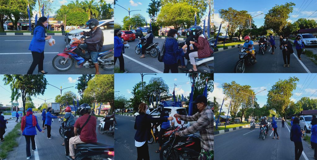 Pengurus PDRI Provinsi Kalimatan Tengah membagikan Takjil untuk warga yang melintas di sekitar Kantor DPD Partai Demokrat Provinsi Kalimantan Tengah, Kamis (21/4/2022).
