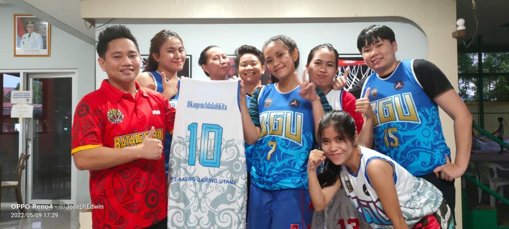 Nadalsyah Bantu Jersey Bola Basket Tim Putri BGU