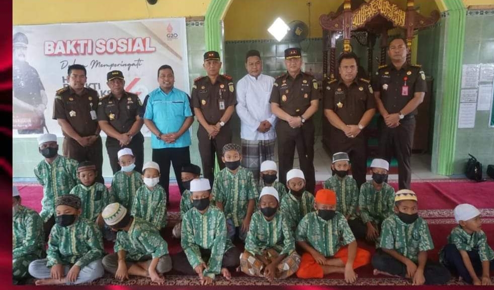 Sambut Hari Bhakti Adhyaksa Kejati Kalteng Bagikan Sembako ke Panti Asuhan