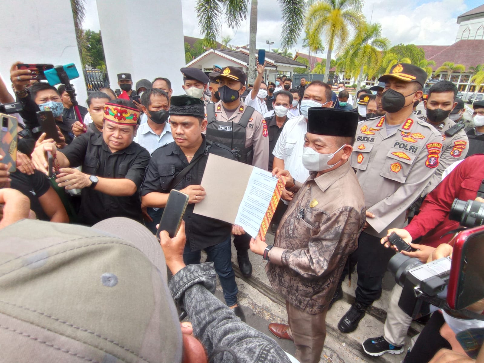 Puluhan Penambang Emas Tradisional Tuntut Keadilan