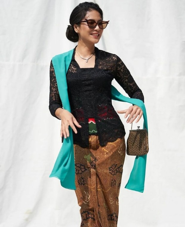 Dian Sastro Si Vampir “Ketuk” Unesco dengan Kebaya Rp55 Ribu