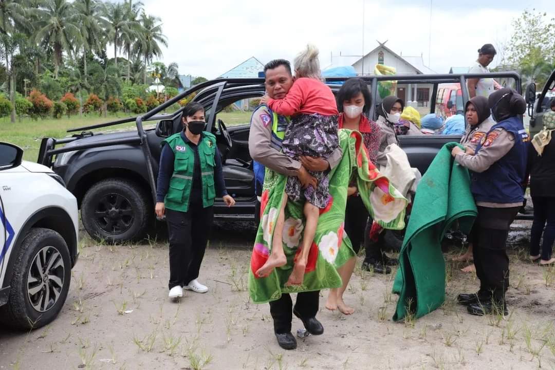 Polres Kobar Bantu Warga Korban Banjir Mengungsi