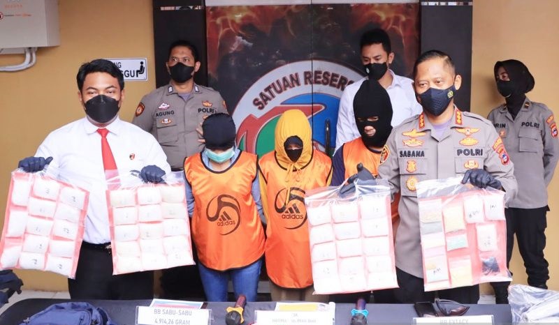 Polisi Ringkus Pasutri di Banjarmasin Edarkan 4,9 Kilogram Sabu-Sabu