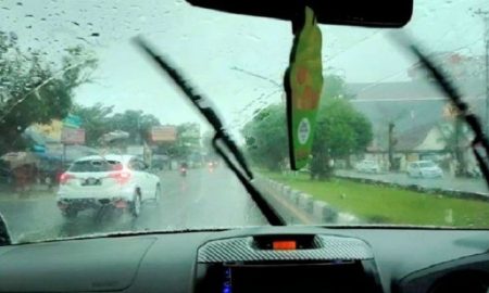 Warga berkendara saat hujan di jalan protokol di Kota Palangka Raya, Provinsi Kalimantan Tengah, beberapa waktu lalu. (ANTARA foto)
