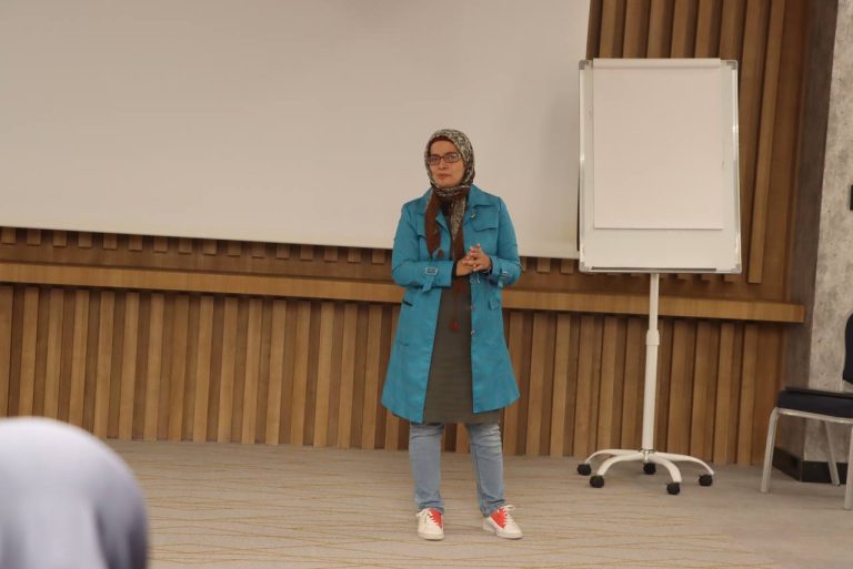 Sekretaris Jenderal Asosiasi Sepak Bola Wanita Indonesia (ASBWI), Souraiya Farina, saat sesi “team building” bersama seluruh pemain Timnas Wanita di ruang meeting Hotel Holiday Inn & Suites, Dammam, Arab Saudi, Selasa (21/2/2023).