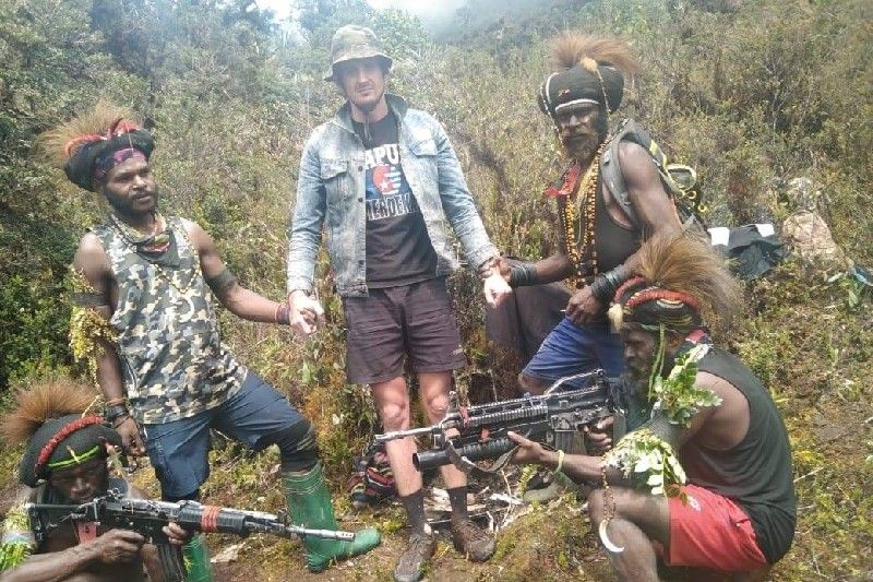 Polisi Benarkan Foto Pilot Susi Air Bersama KKB
