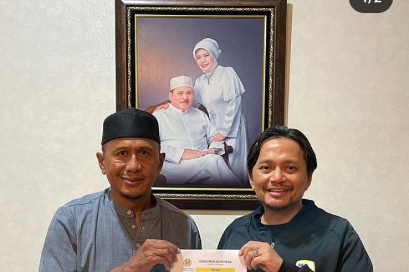 Rahmat Darmawan dan CEO Barito Putera H Hasnuryadi Sulaiman HB saat tandatangani kontrak melatih Barito Putera pada lanjutan Liga 1 2022--2023 di Banjarmasin, Sabtu (11/2). (ANTARA FOTO)