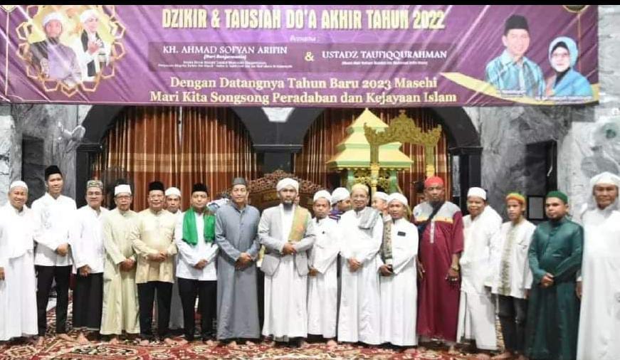 TUTUP AKHIR TAHUN 2022 PEMKAB BARUT GELAR DO’A DAN DZIKIR BERSAMA Foto Sekda Drs. Muhlis beserta jajaran Usai Do'a dan Dzikir bersama