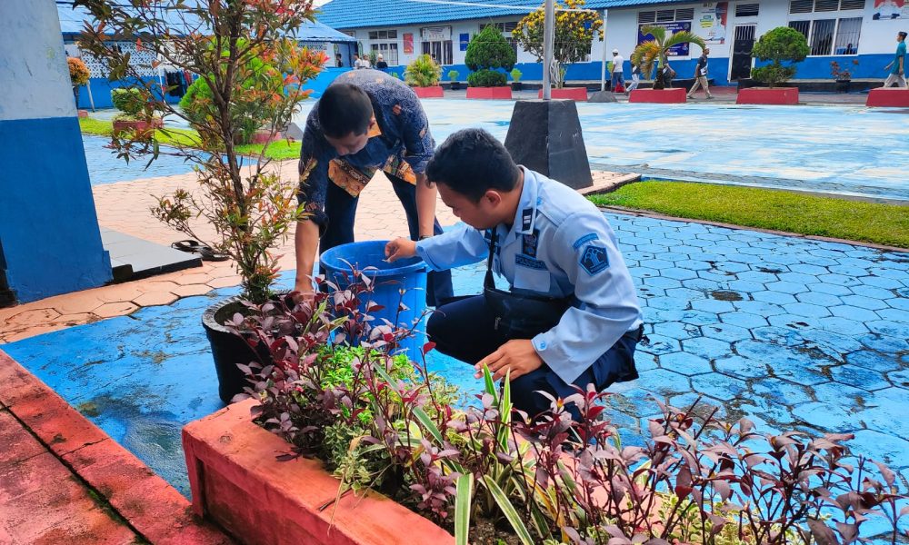 WBP Lapas Palangka Raya Gotong Royong Bersihkan Lingkungan