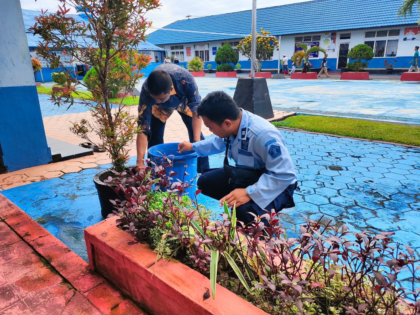 WBP Lapas Palangka Raya Gotong Royong Bersihkan Lingkungan
