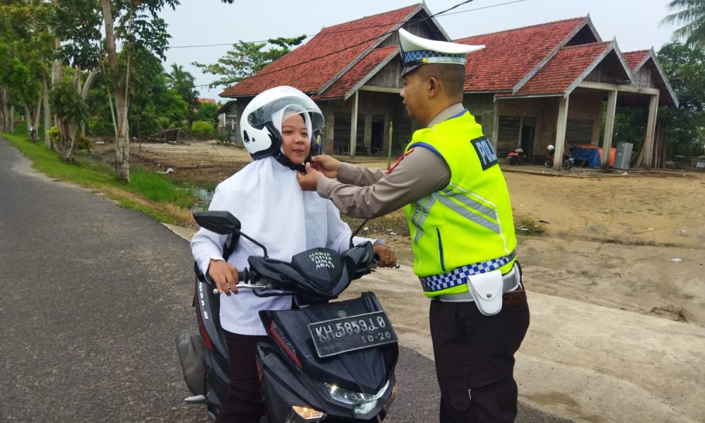 Satlantas Polres Seruyan Edukasi Keselamatan Lalu Lintas Klik Helm Saat Berkendara