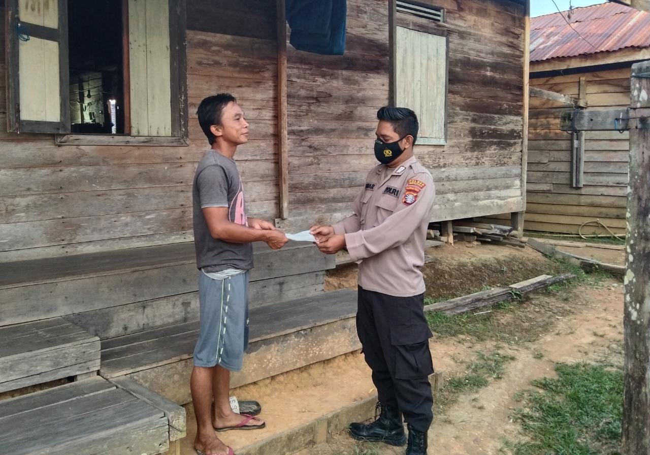 COVID-19 MASIH ADA!! Polsek Seruyan Hulu Selalu Bagikan Masker untuk Warganya
