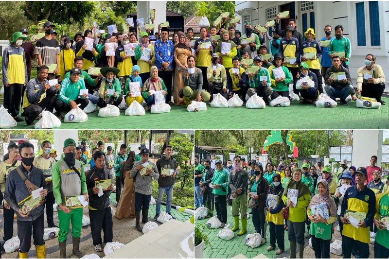 Sekda Kalimantan Tengah Berbagi Bersama Petugas Kebersihan