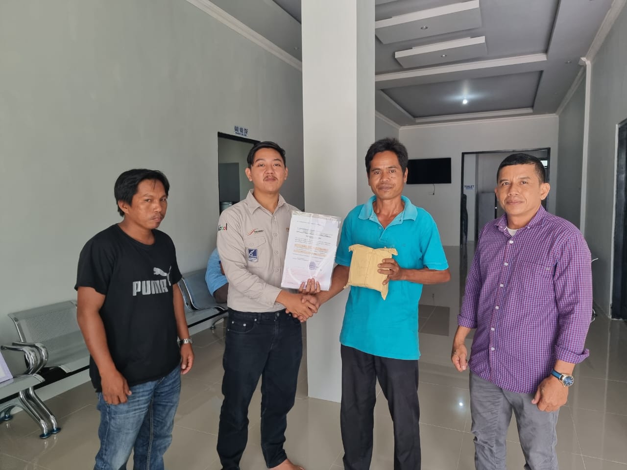CSR PT SMM Serahkan Bantuan Dana Pembangunan Balai Basarah Desa Lemo I