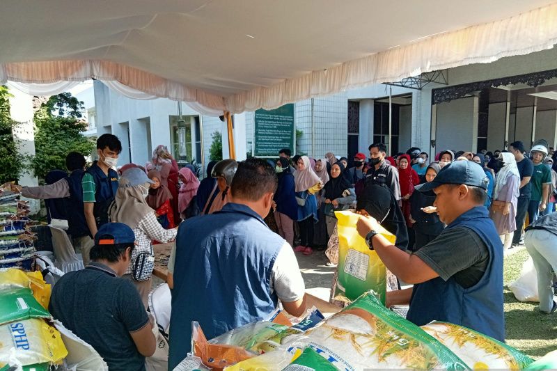 Pemprov Kalsel dan Bulog Salurkan 120 Ton Beras Bersubsidi