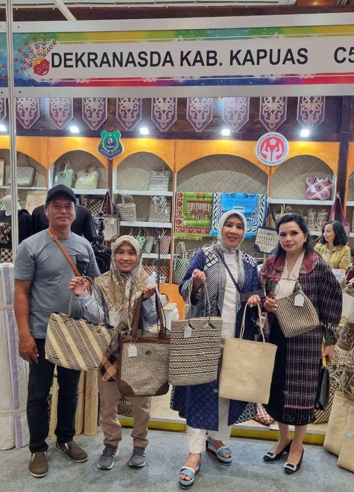 KIM PTB Rotan Kapuas Ikuti Pameran Kerajinan di JCC