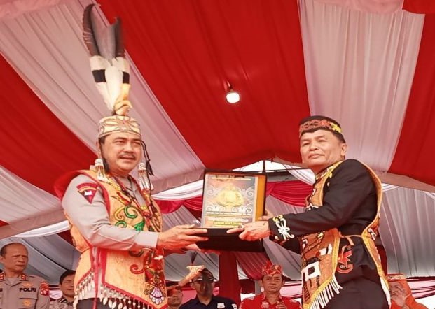 DAD Anugerahi Wakapolri sebagai Warga Kehormatan Dayak Kalteng