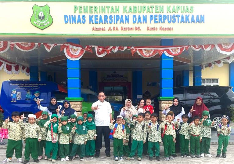 Rekreasi Edukasi ke Disarpustaka Kapuas