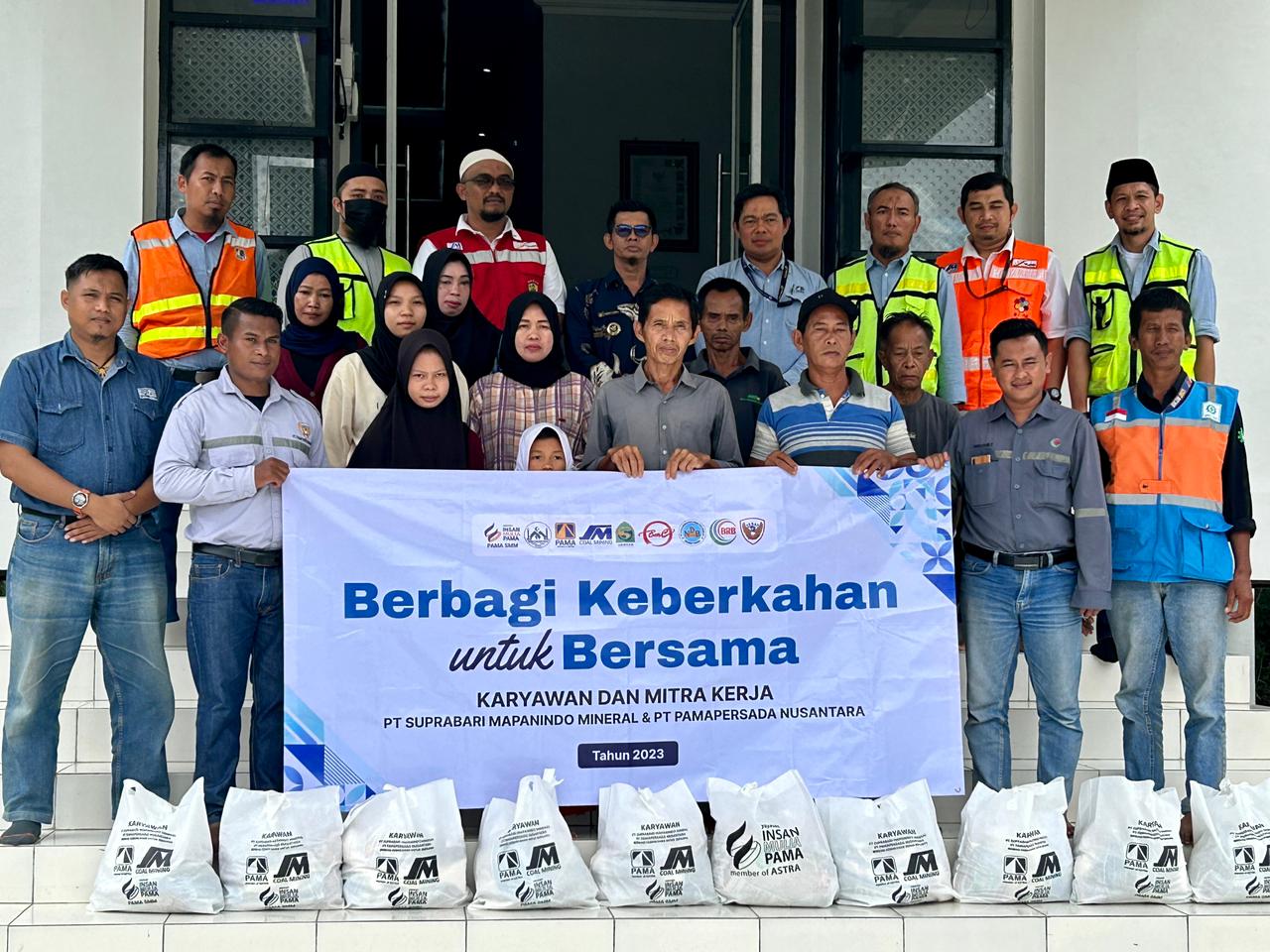 Kolaborasi Positif: PT SMM Bersama Para Karyawan Berbagi 700 Sembako di Desa Ring 1