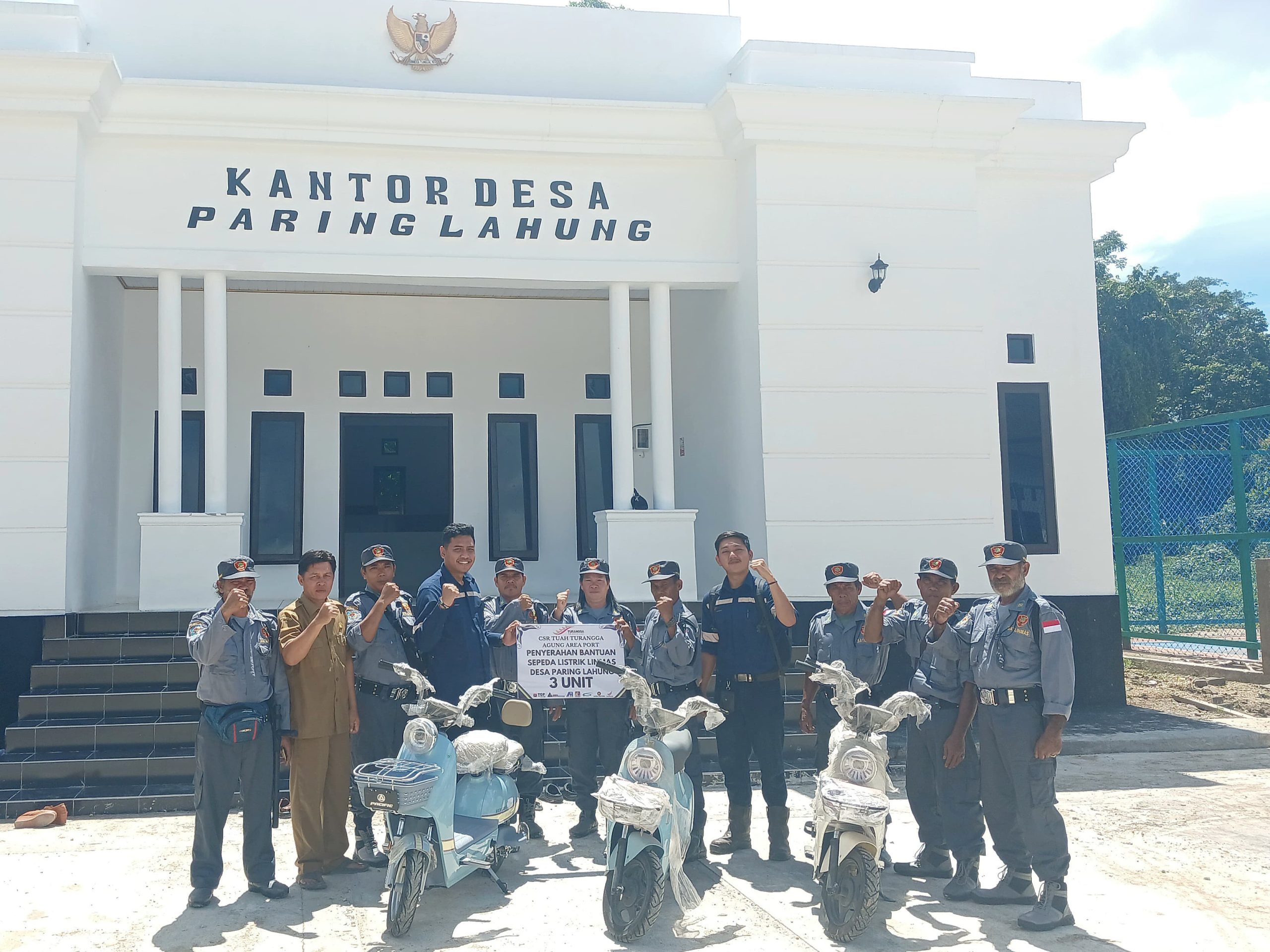 PT Tuah Turangga Agung Serahkan Bantuan Sepeda Listrik kepada Linmas Desa Paring Lahung