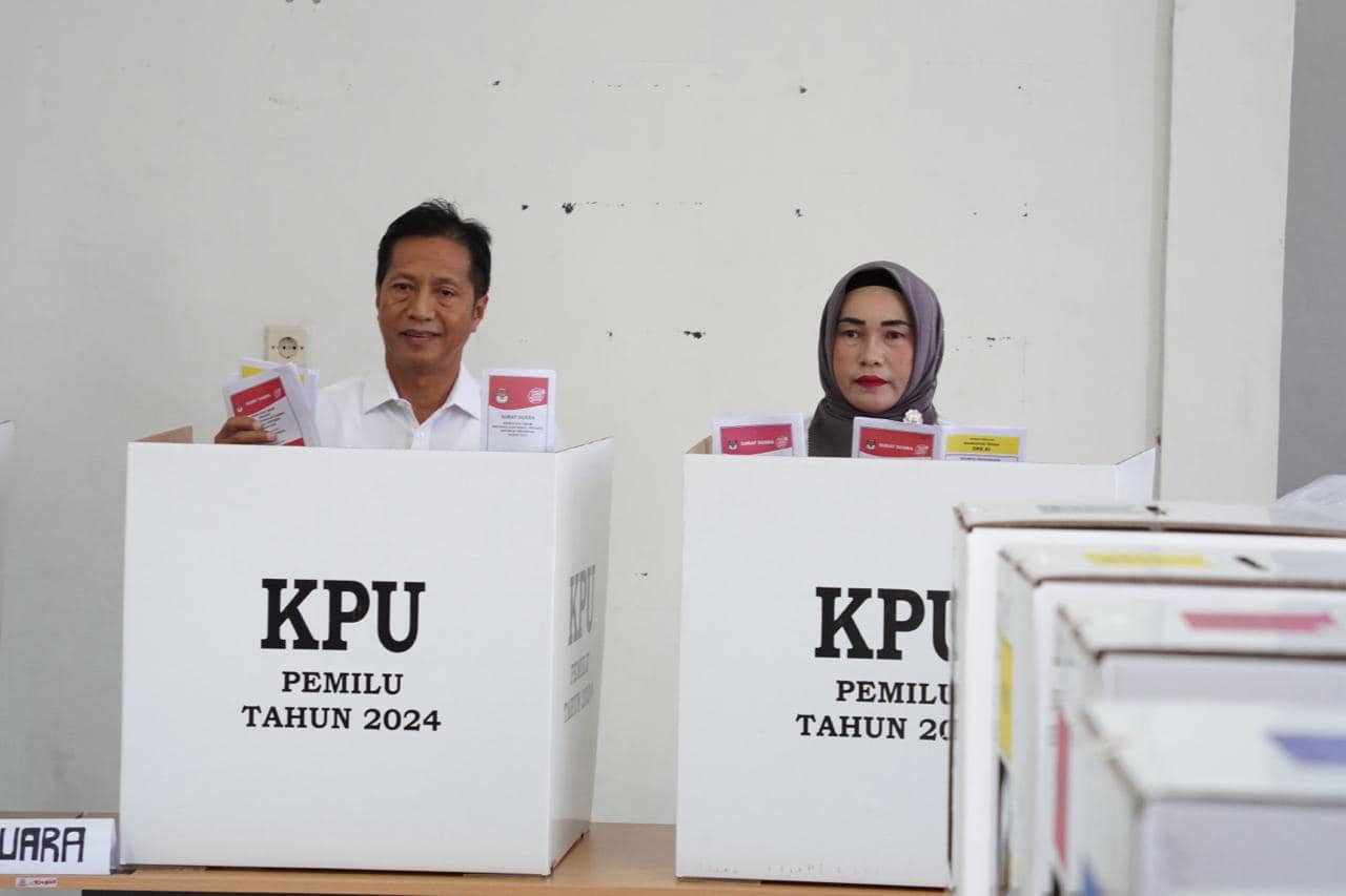 Muhlis dan Ibu Marsiana Berikan Hak Pilih di TPS 41 pada Pemilu 2024