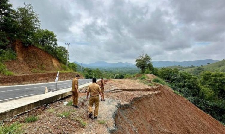 Pemprov Kalsel Tangani Jalan Longsor Banjabaru-Batulicin