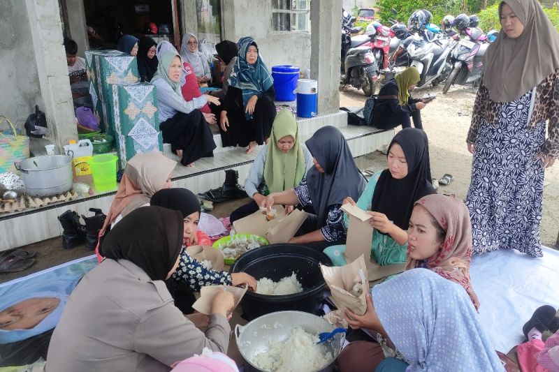 TP PKK Sawahan Dirikan Dapur Umum Bantu Korban Banjir