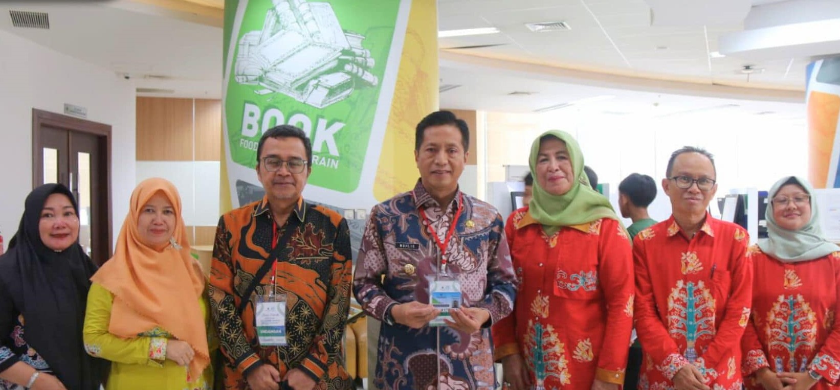 Wapres Serahkan Mobil Perpustakaan kepada Pemkab Barito Utara