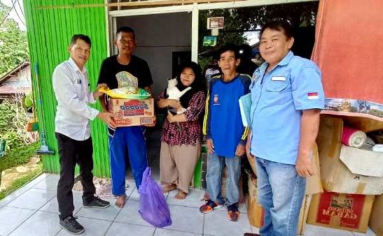 Dinas SOSPMD Barito Utara Serahkan Bantuan kepada Korban Tanah Longsor