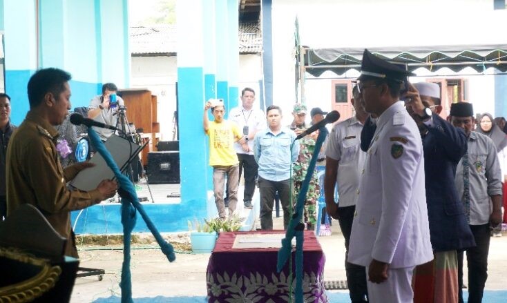 Pj Bupati Barito Utara Lantik dan Ambil Sumpah Janji Kades PAW Bintang Ninggi II