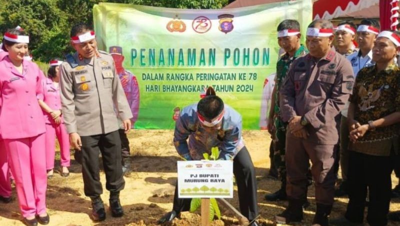 Polres Mura Tanam Pohon Menjelang Hari Bhayangkara ke-78