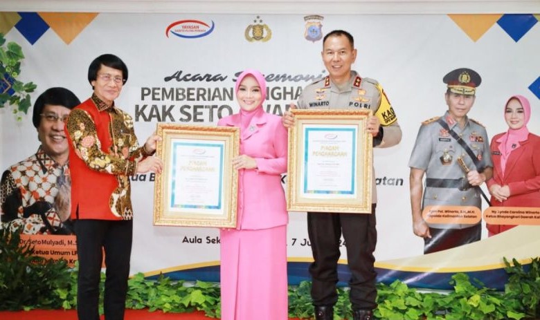 Kapolda Kalsel Terima Kak Seto Award Berkat Taman Ramah Anak