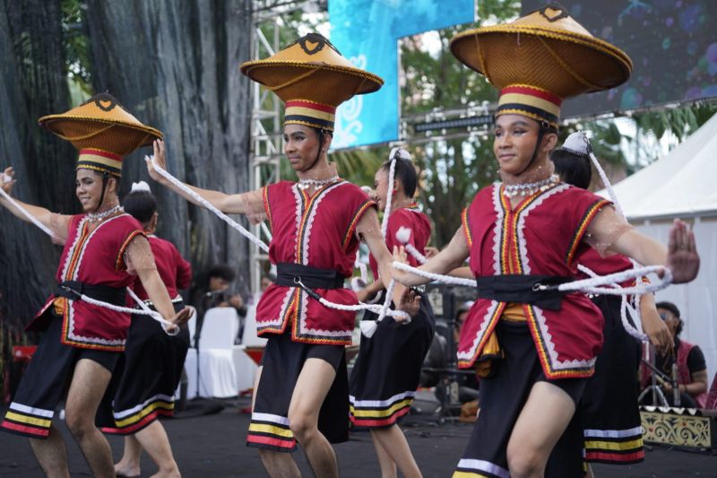 Tari Gasing Pontianak Juara III Festival Seni Budaya Nusantara