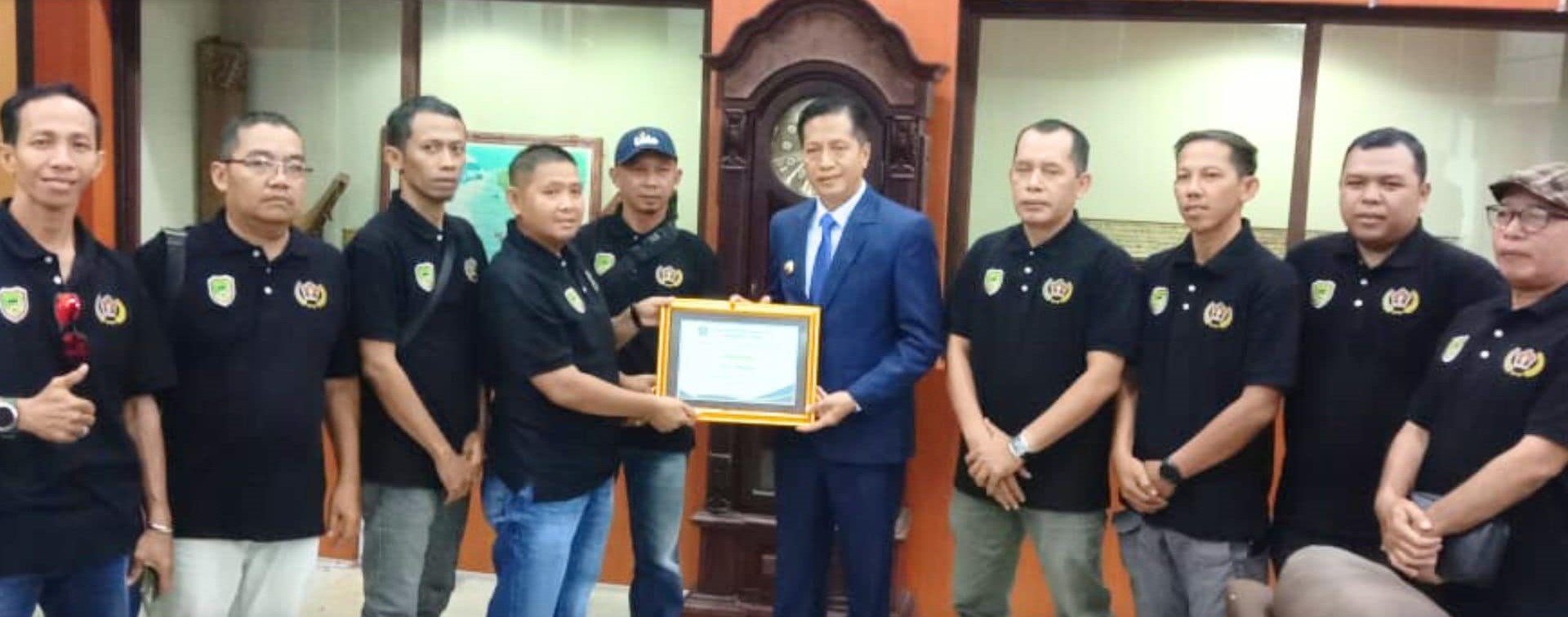 Pj Bupati Barito Utara Terima Penghargaan Sahabat Pers dari PWI