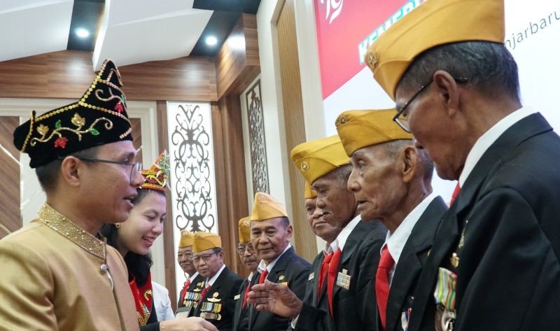 PLN Kalselteng Beri Penghargaan kepada Legiun Veteran