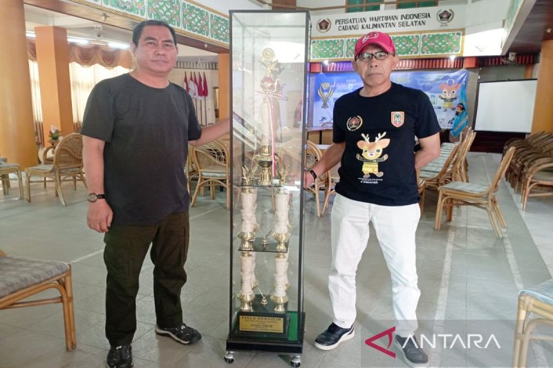 Piala Bergilir Presiden untuk Juara Umum Porwanas Tiba di Kalsel