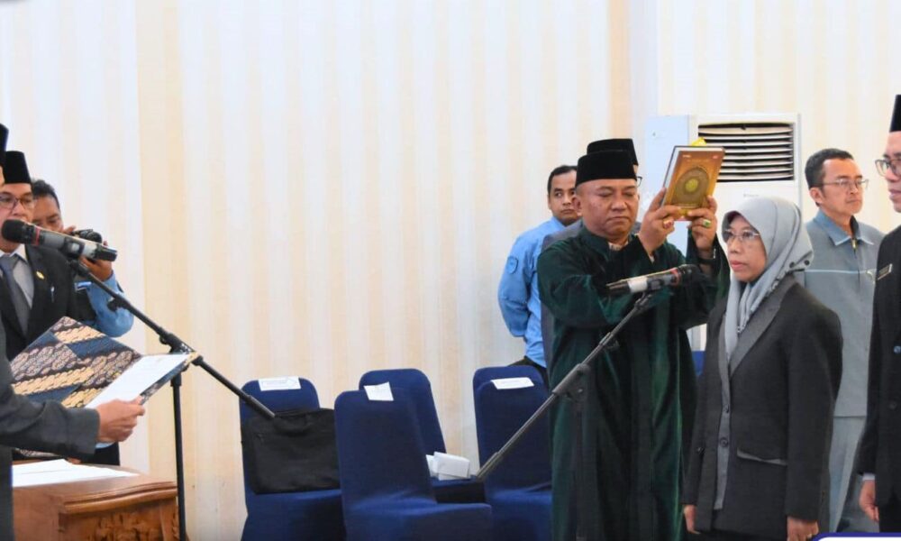 Pj Bupati Lantik dan Ambil Sumpah Janji Jabatan dua Pejabat Disdukcapil Barito Utara