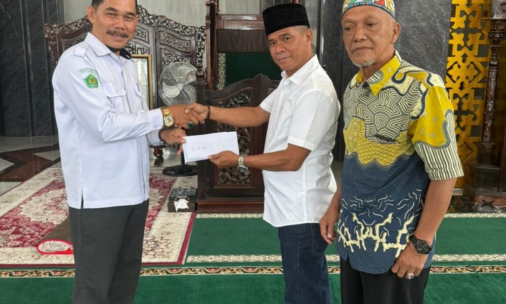 Nadalsyah Beri Sedekah ke Masjid Kubah Kecubung