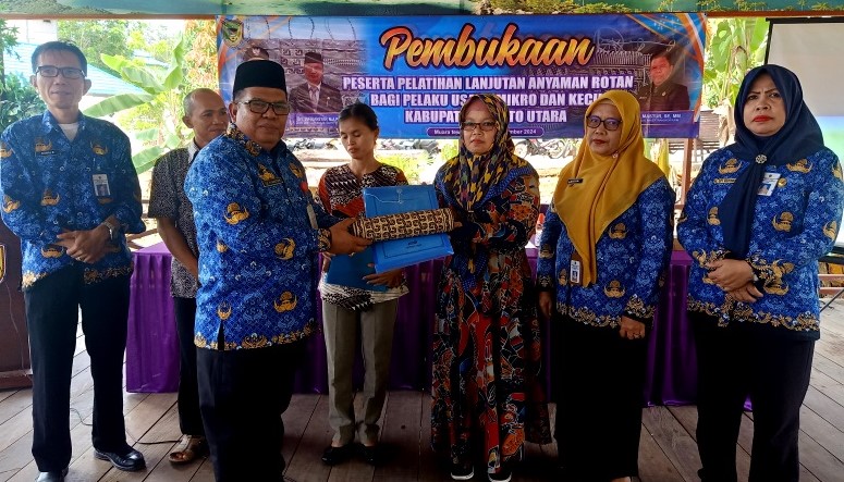 Dinas Nakertranskop UKM Barut Adakan Pelatihan Lanjutan Anyaman Rotan bagi Pelaku UMK