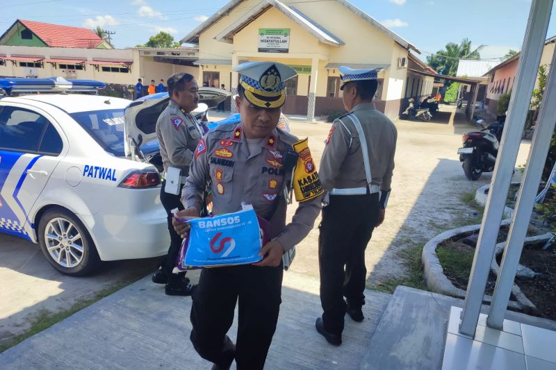 Satlantas Palangka Raya Salurkan Puluhan Paket Sembako ke Ponpes