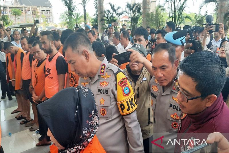 Kapolda Kalsel Irjen Pol Winarto didampingi Direktur Reserse Narkoba Polda Kalsel Kombes Pol Kelana Jaya menunjukkan para tersangka pada rangkaian pemusnahan barang bukti narkotika, di Banjarbaru, Rabu (20/11/2024). ANTARA FOTO