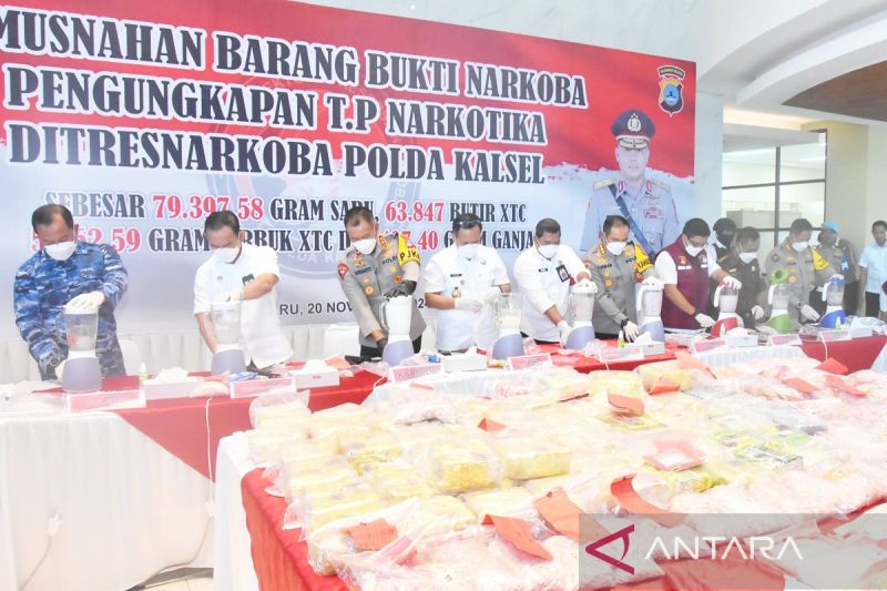 Kapolda Kalsel Irjen Pol Winarto menghancurkan narkoba dengan alat blender pada saat pemusnahan barang tersebut, di Banjarbaru, Rabu (20/11/2024). ANTARA FOTO