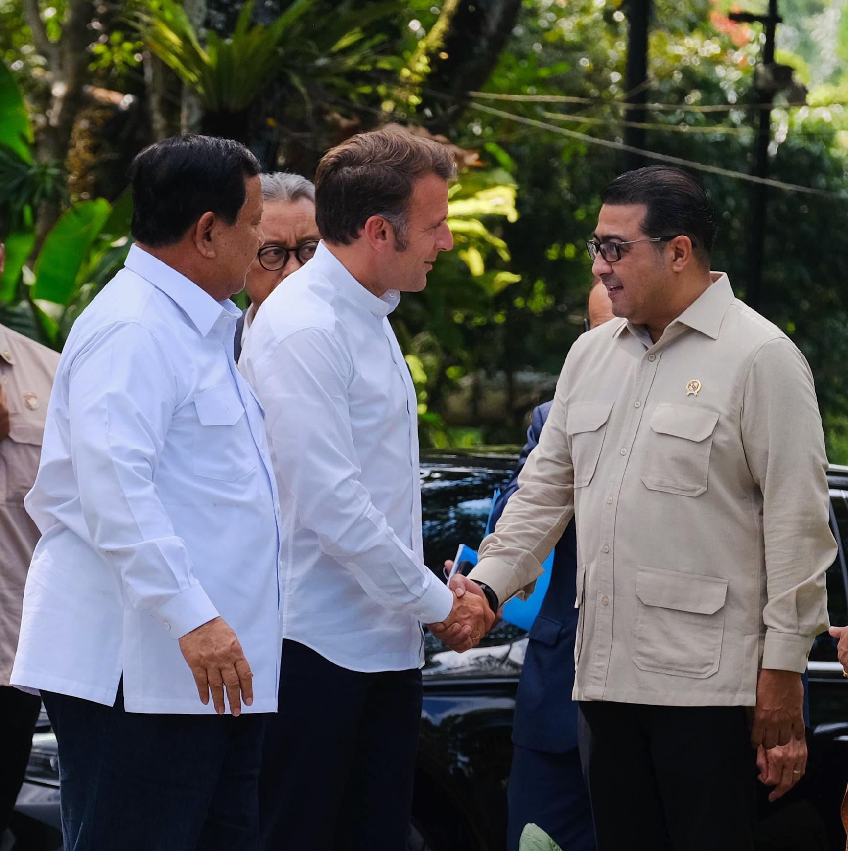 Dampingi Presiden Prabowo, Menteri Ekraf Teuku Riefky sambut Macron di Borobudur