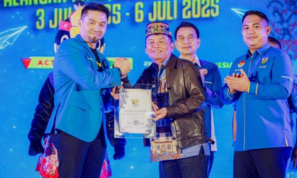 Agustiar Sabran Terima Penghargaan  KNPI