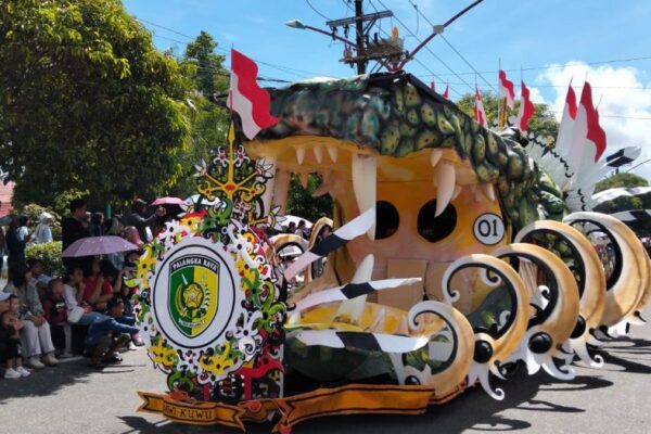 Karnaval FBIM 2025 Hadirkan Budaya Dayak, Ribuan Warga Antusias