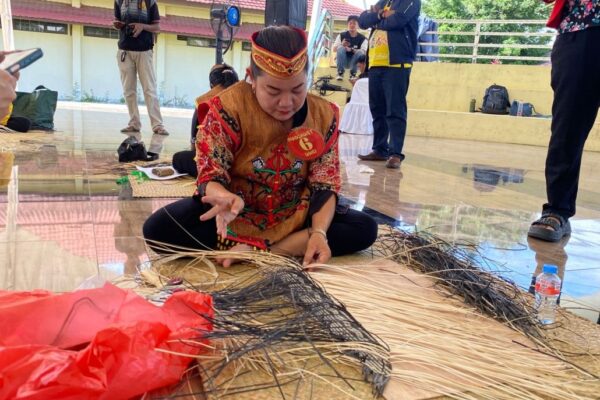 Lomba Menjawet Uwei di FBIM 2025, Upaya Hidupkan Kembali Tradisi Anyaman Dayak