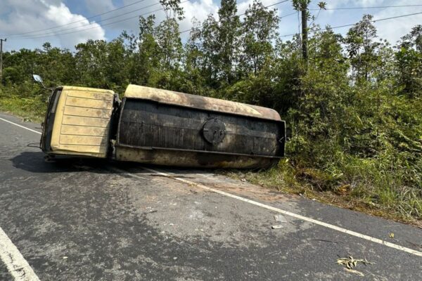 Truk Bermuatan Aspal Curah Terguling di Penda Linda, Lalu Lintas Sempat Tersendat