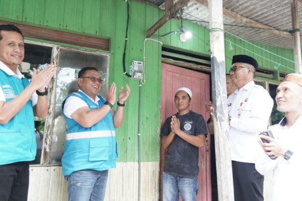 PLN Kalselteng Pasang Baru Listrik bagi 735 Keluarga Prasejahtera