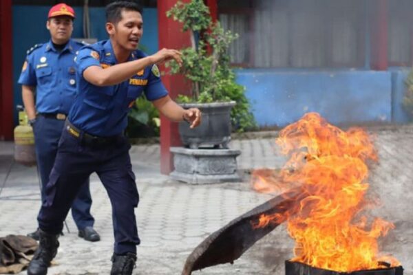 Damkar Palangka Raya Latih Karyawan SPBU Tangani Kebakaran